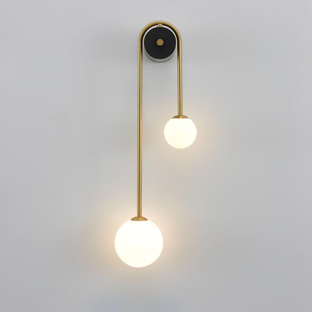 Elaro mosiężna lampa ścienna z łukowatą ramą