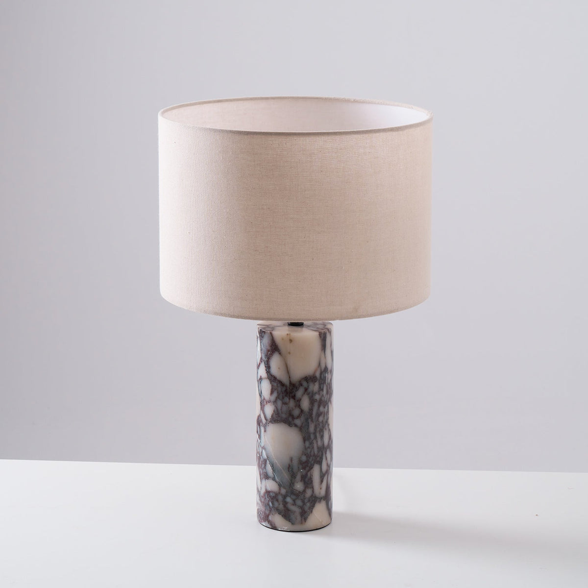 Vivo elegancka lampa stołowa z marmuru