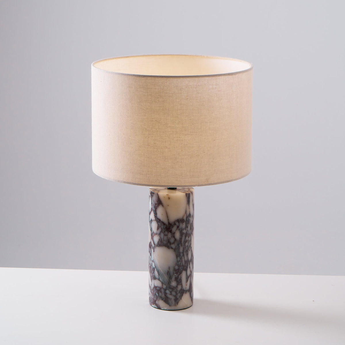 Vivo elegancka lampa stołowa z marmuru