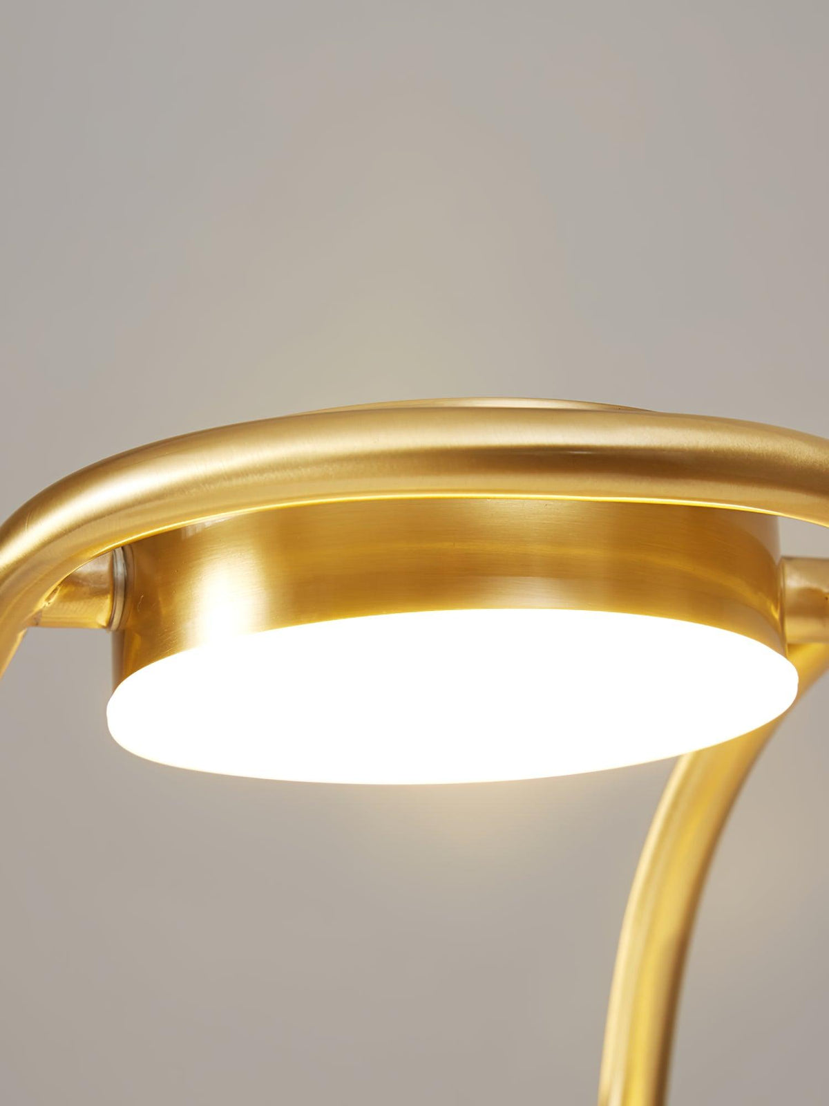Rivarette minimalistyczna lampa stołowa
