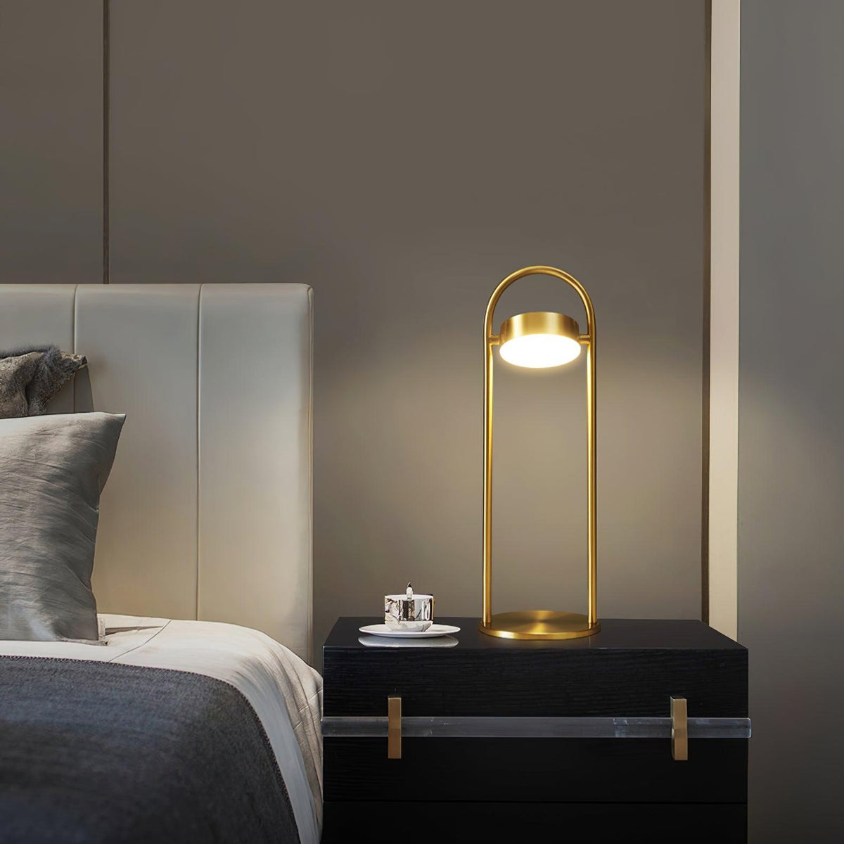 Rivarette minimalistyczna lampa stołowa