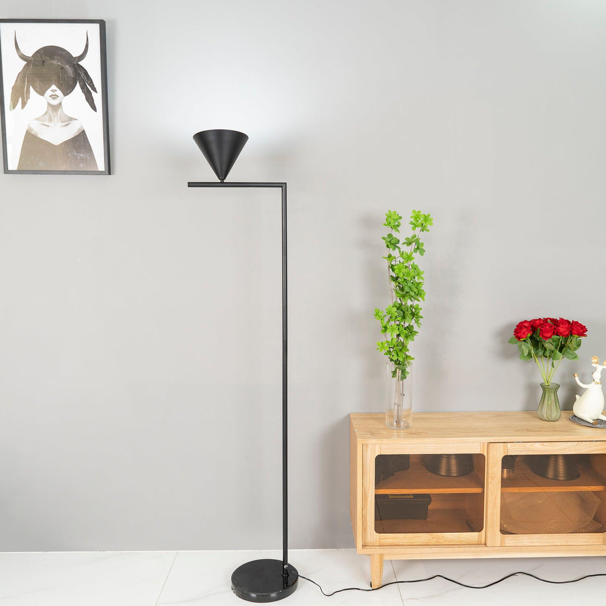 Nell minimalistyczna lampa stojąca