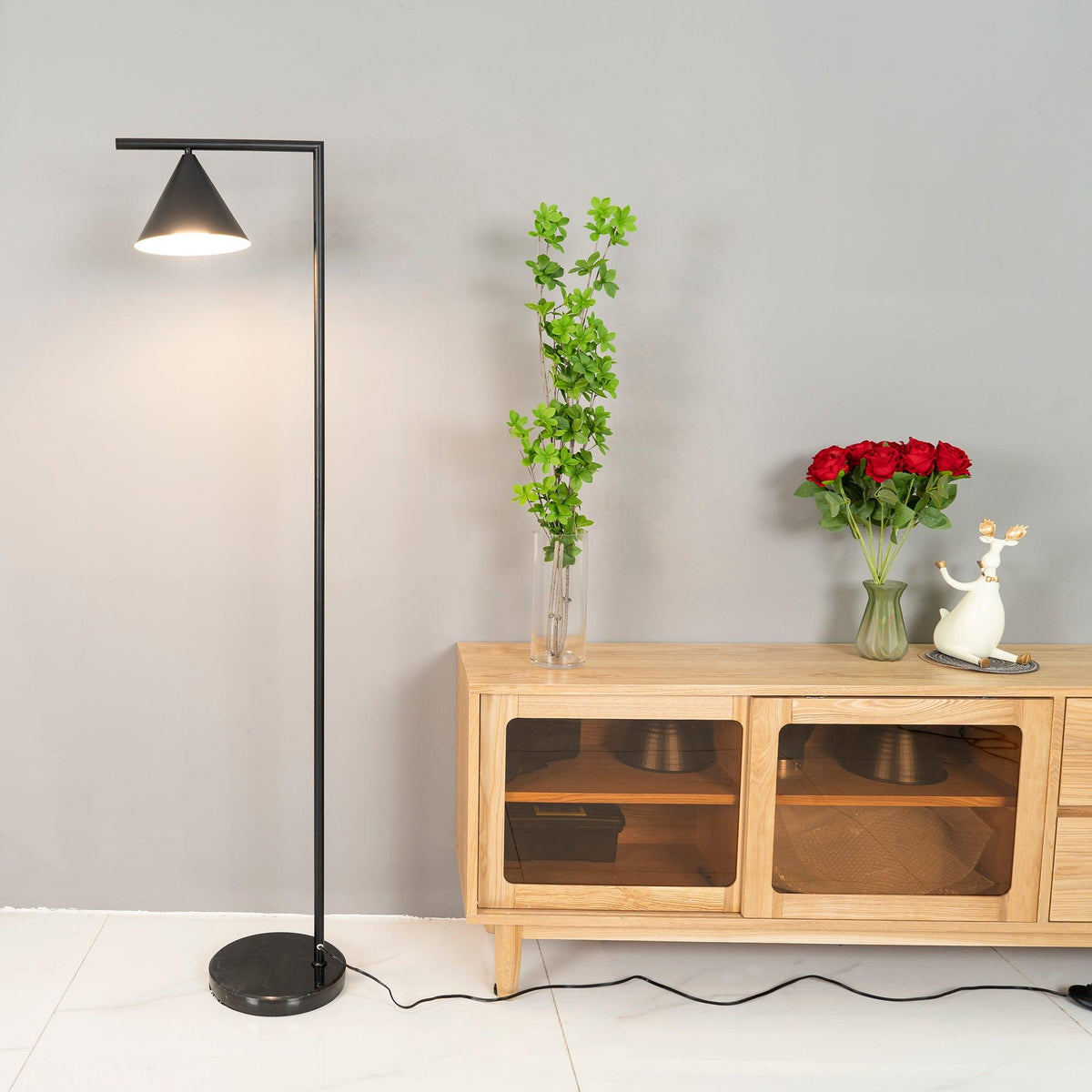 Nell minimalistyczna lampa stojąca