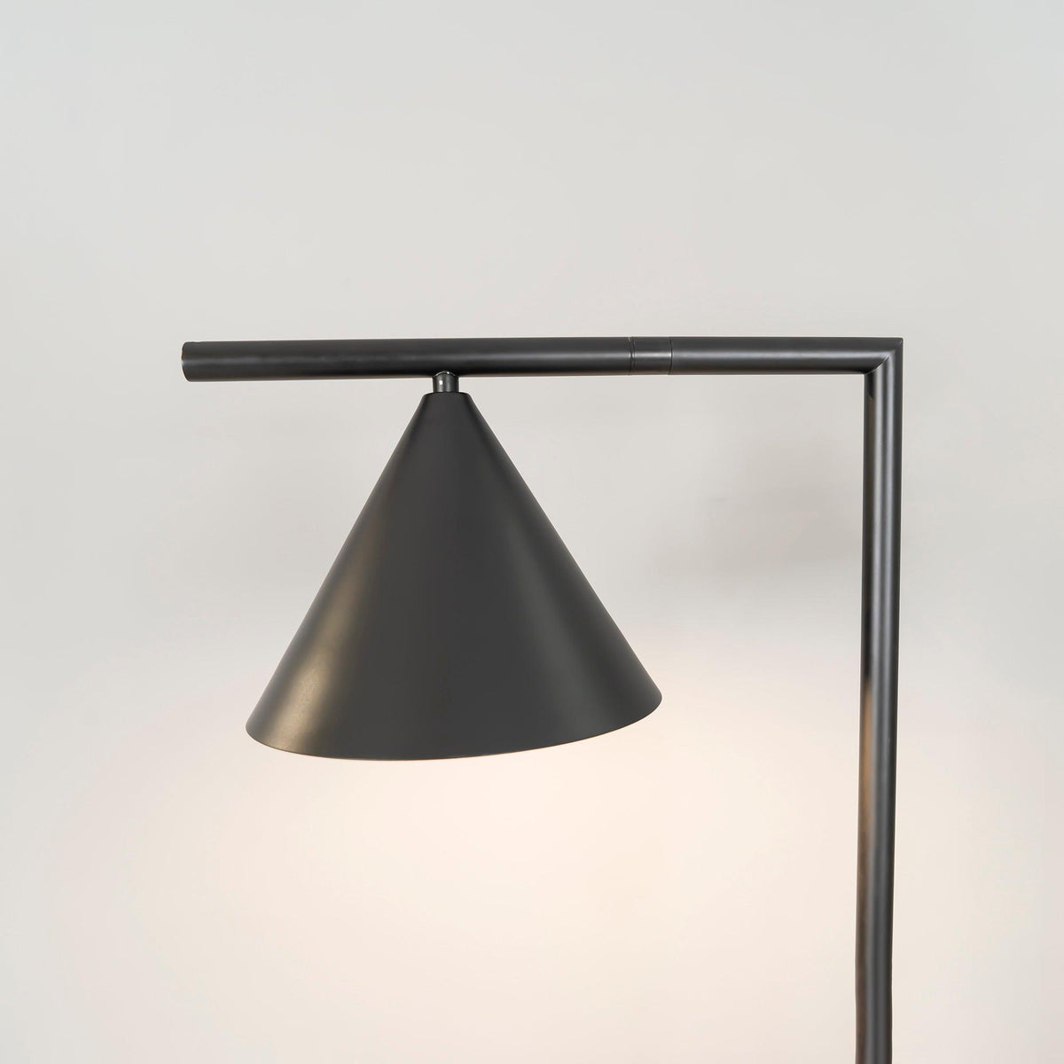 Nell minimalistyczna lampa stojąca
