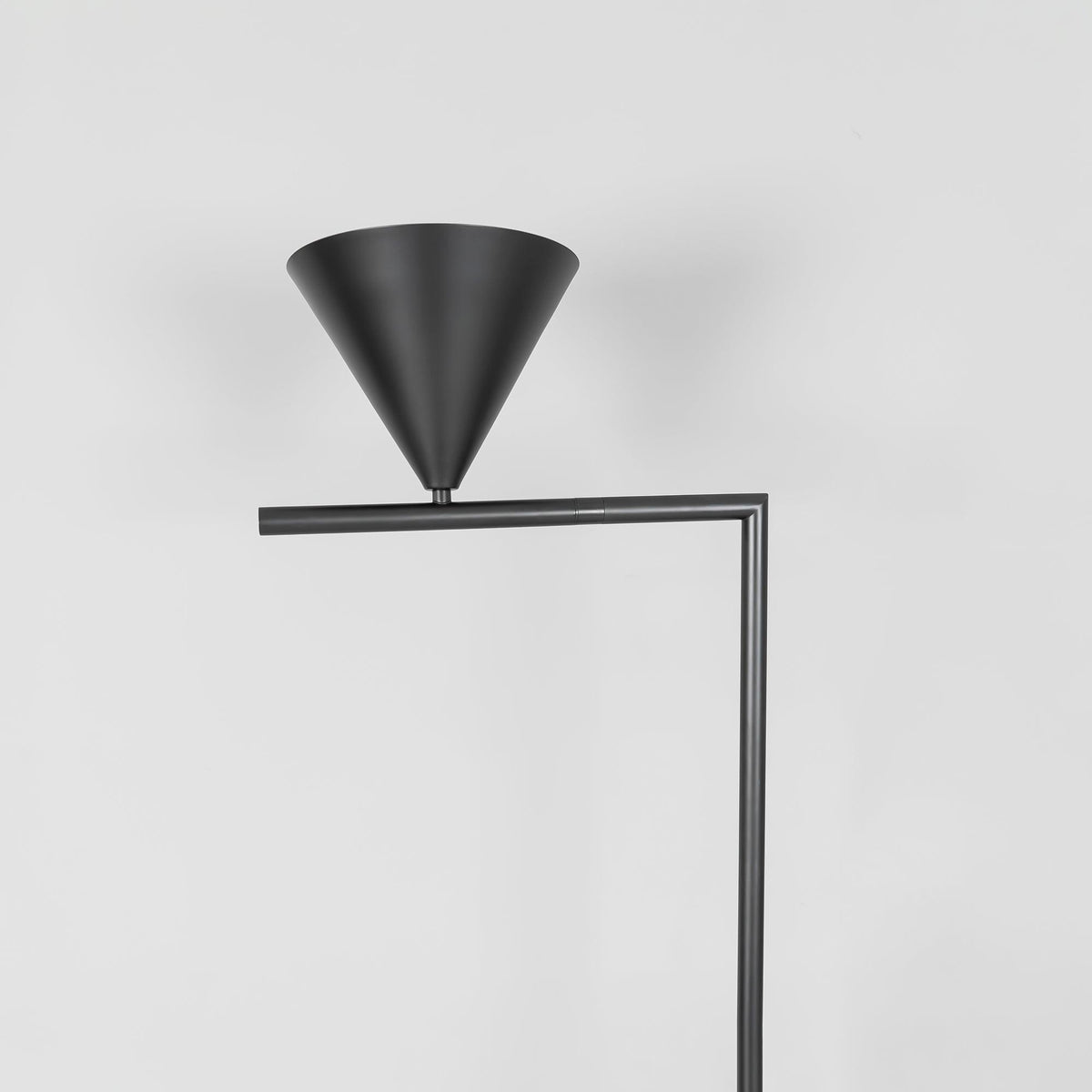 Nell minimalistyczna lampa stojąca