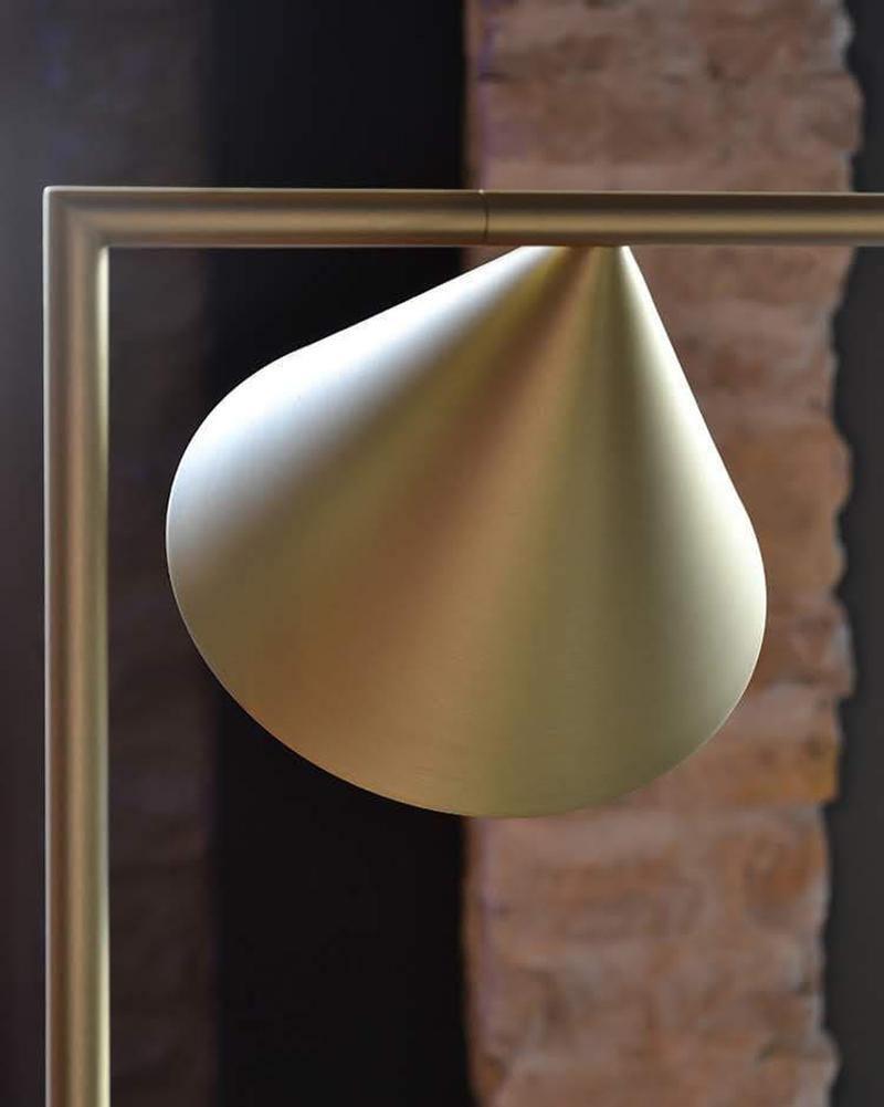 Nell minimalistyczna lampa stojąca
