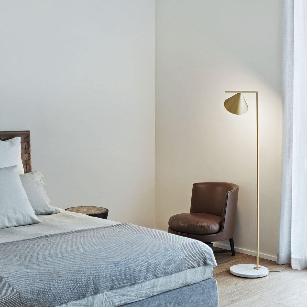 Nell minimalistyczna lampa stojąca