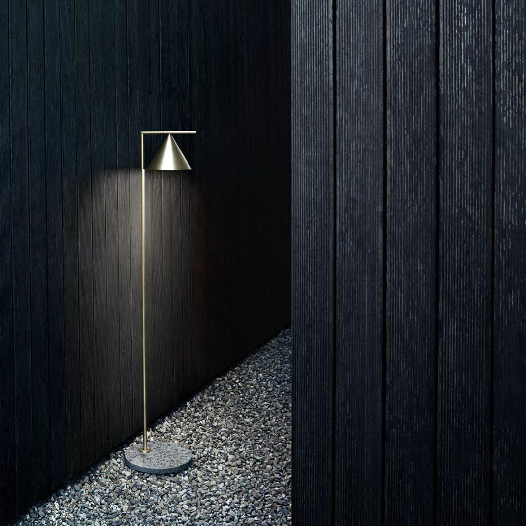 Nell minimalistyczna lampa stojąca