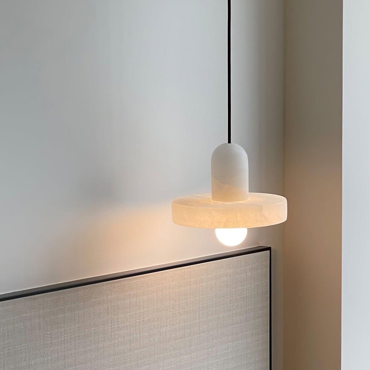 Eirven wisząca lampa ze szkła alabastrowego w układzie nakładkowym