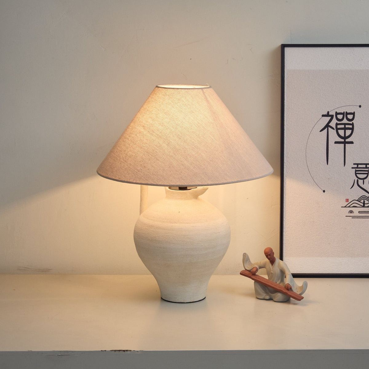 Lampa stołowa w kształcie dzbanka ceramicznego