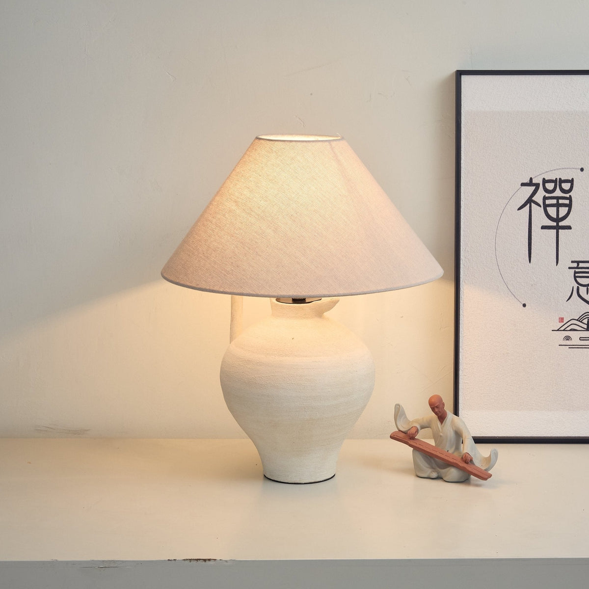 Lampa stołowa w kształcie dzbanka ceramicznego
