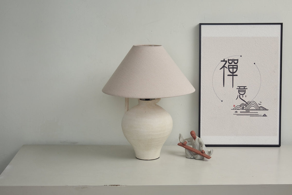Lampa stołowa w kształcie dzbanka ceramicznego