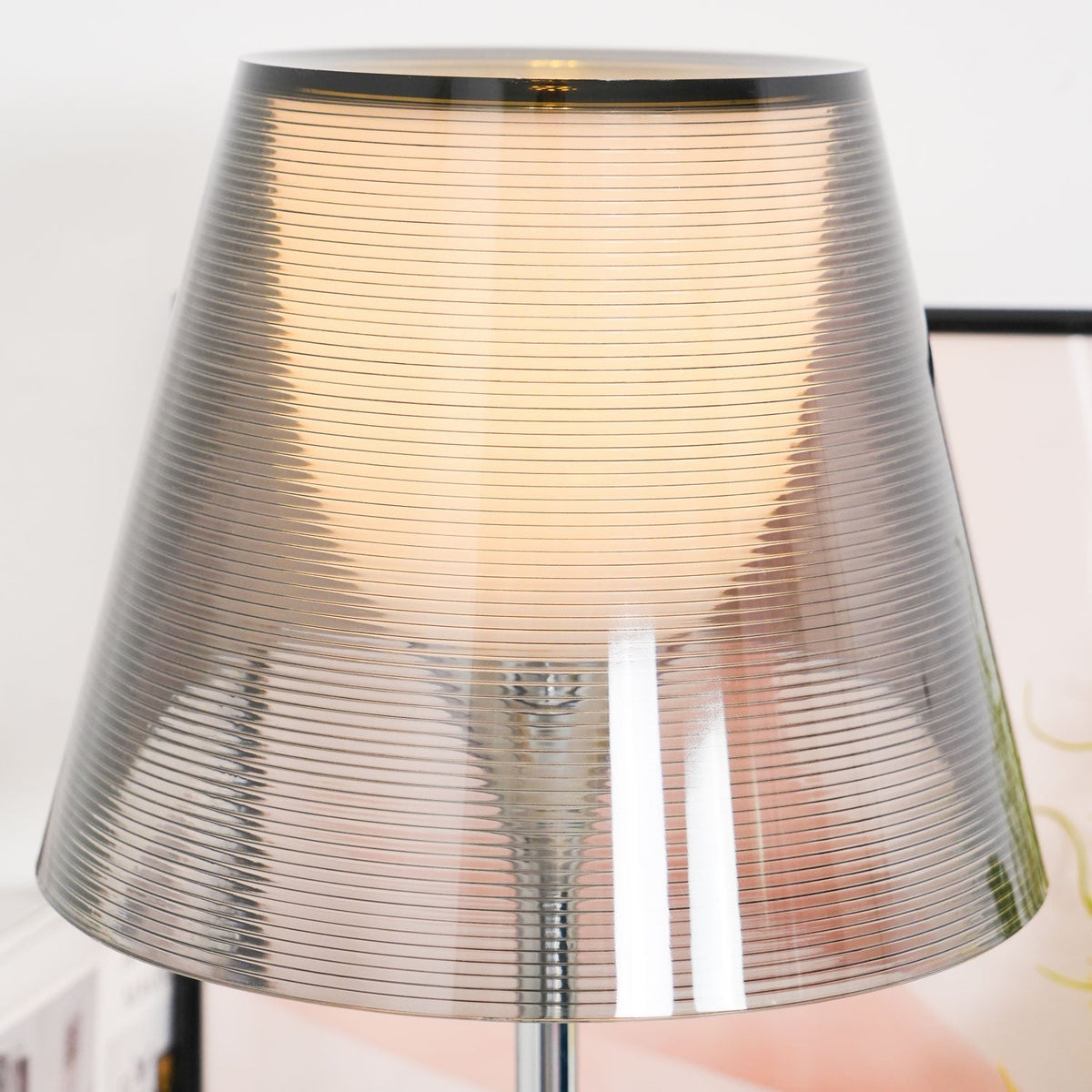 Bravon lampa stołowa z plastiku