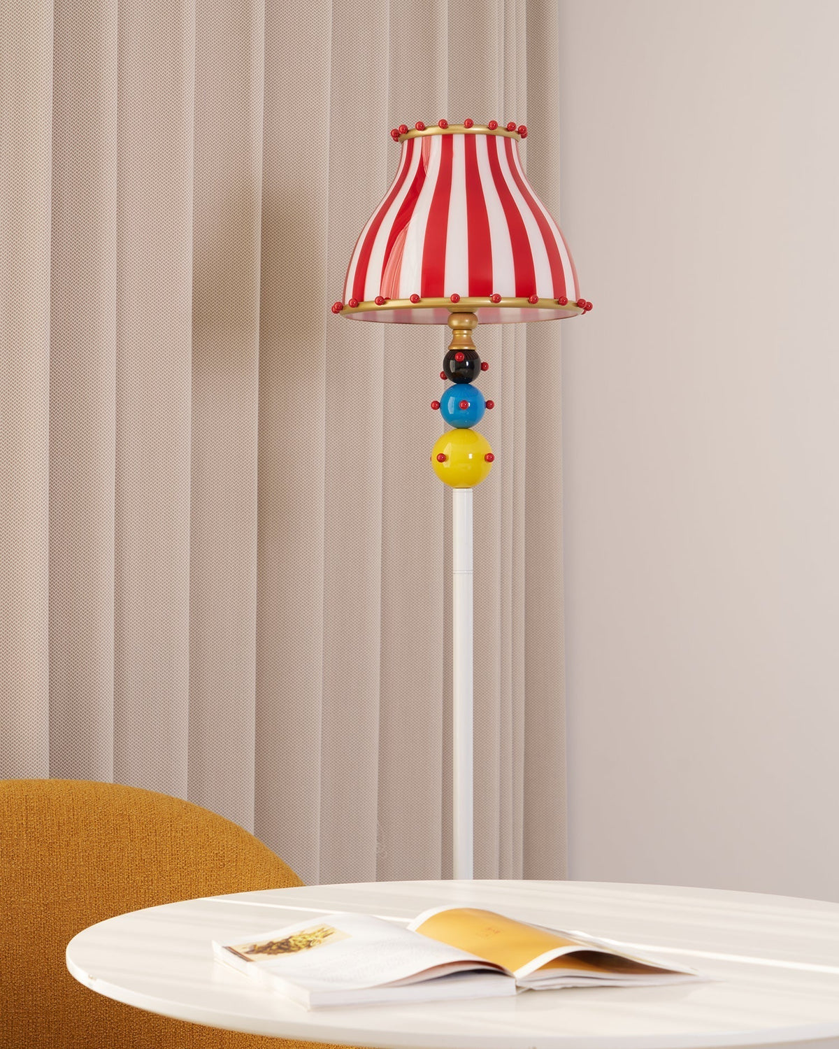 Teriaaine lampa stojąca