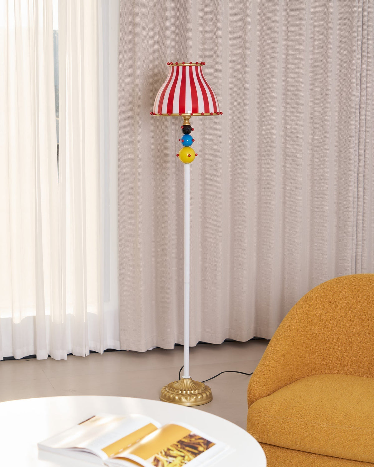 Teriaaine lampa stojąca