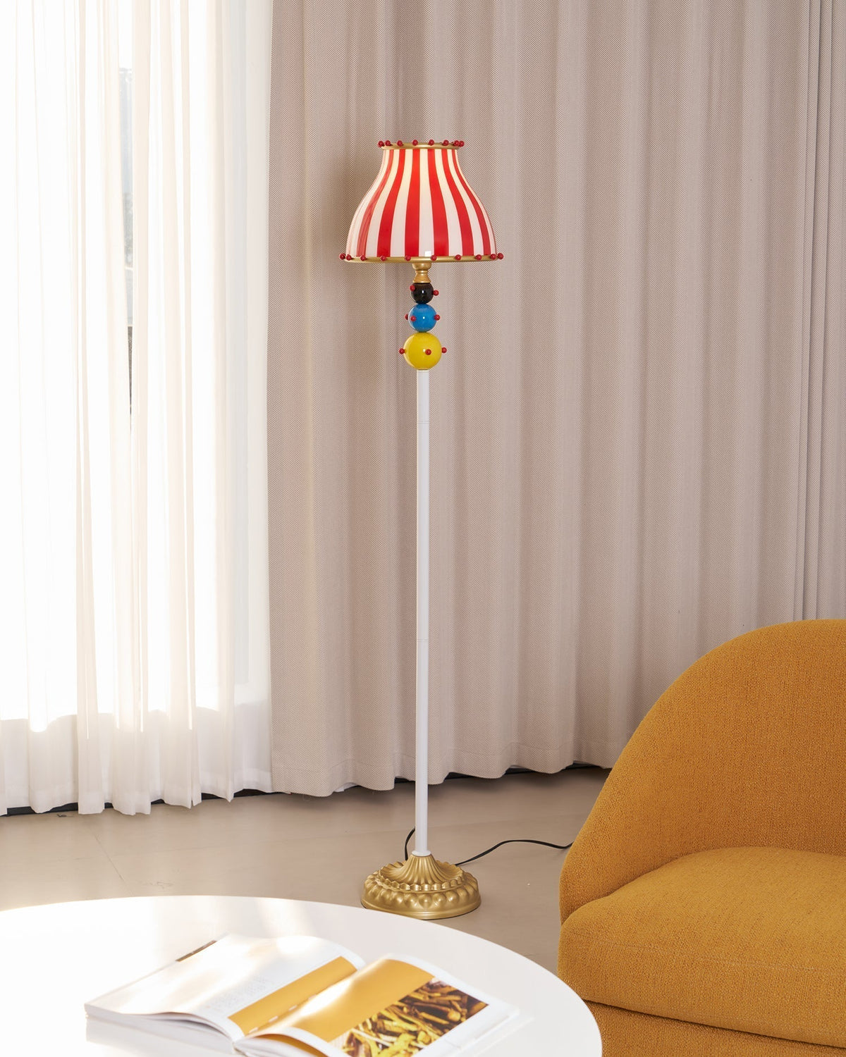 Teriaaine lampa stojąca
