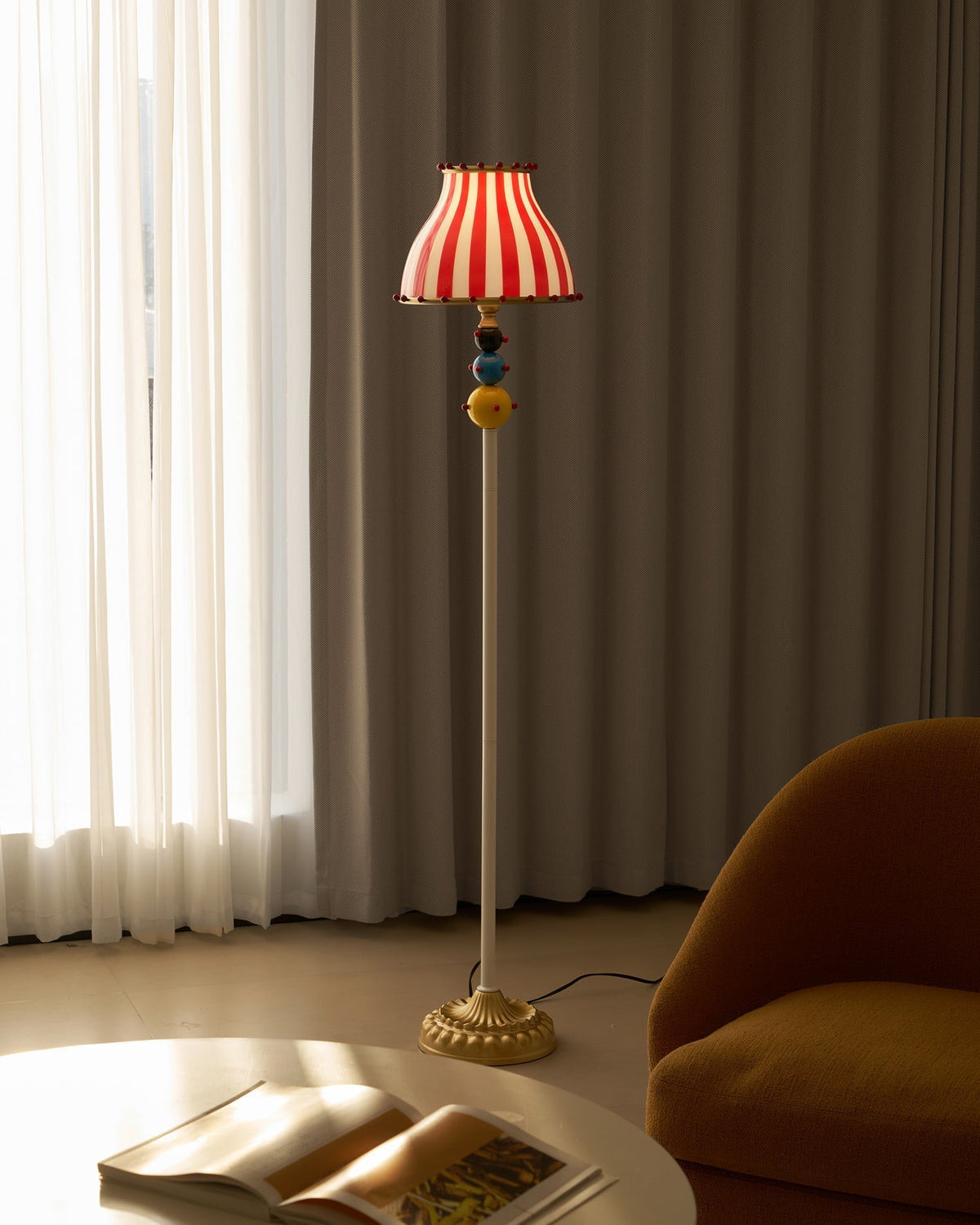 Teriaaine lampa stojąca