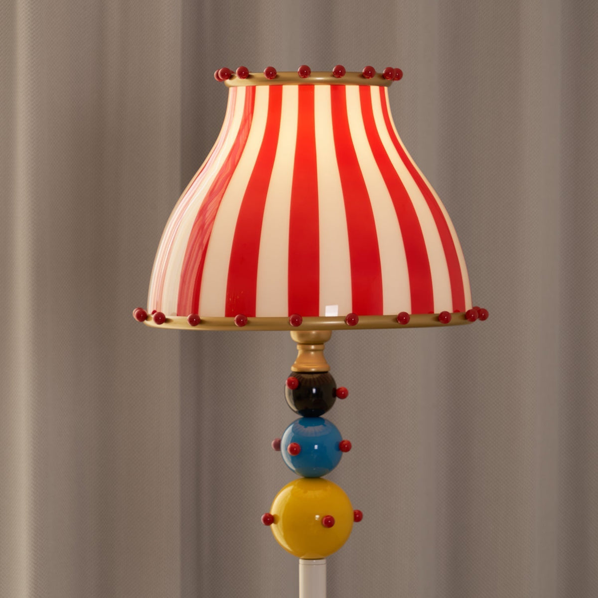 Teriaaine lampa stojąca