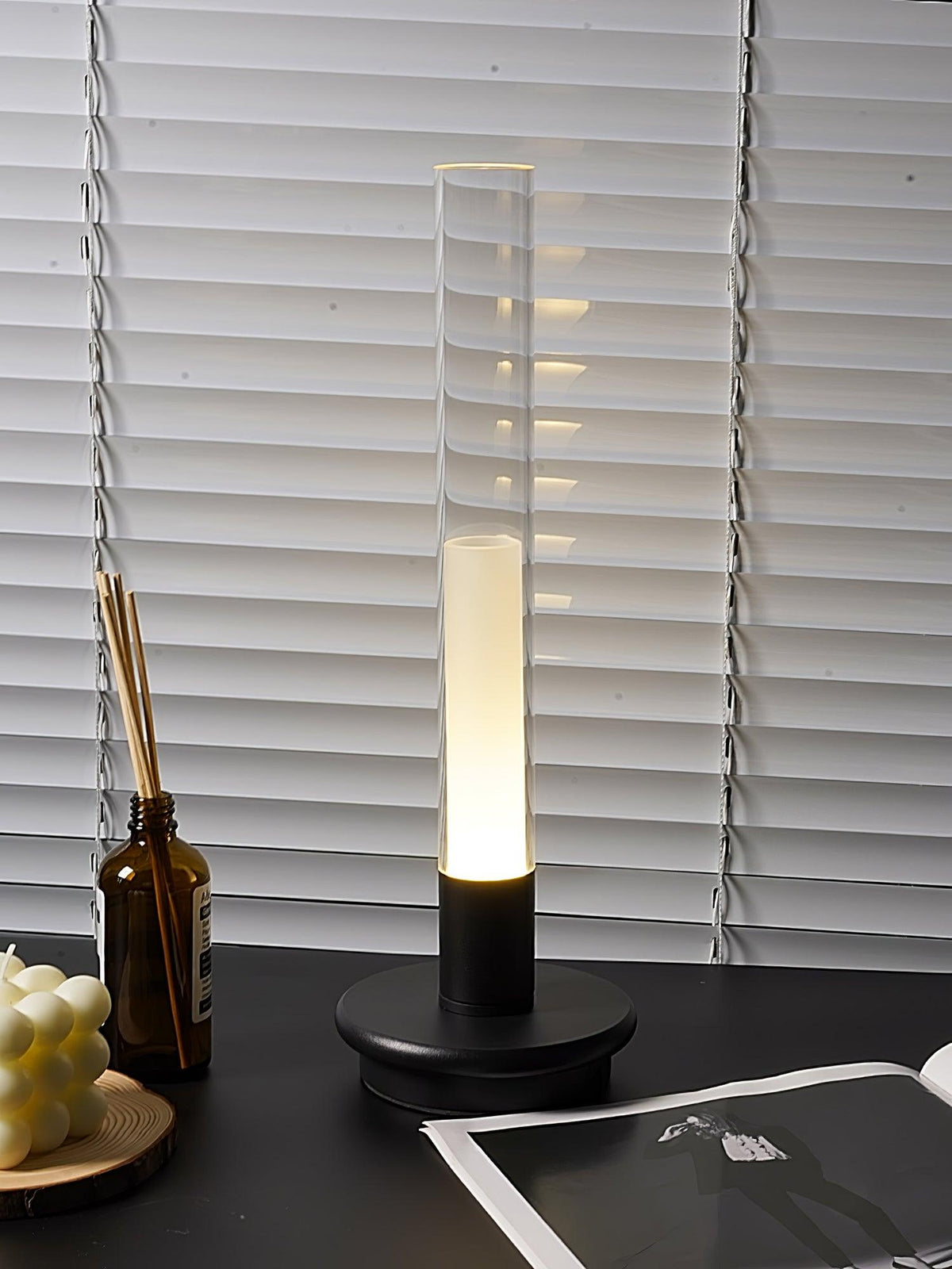Tevi minimalistyczna lampa stołowa z akrylu