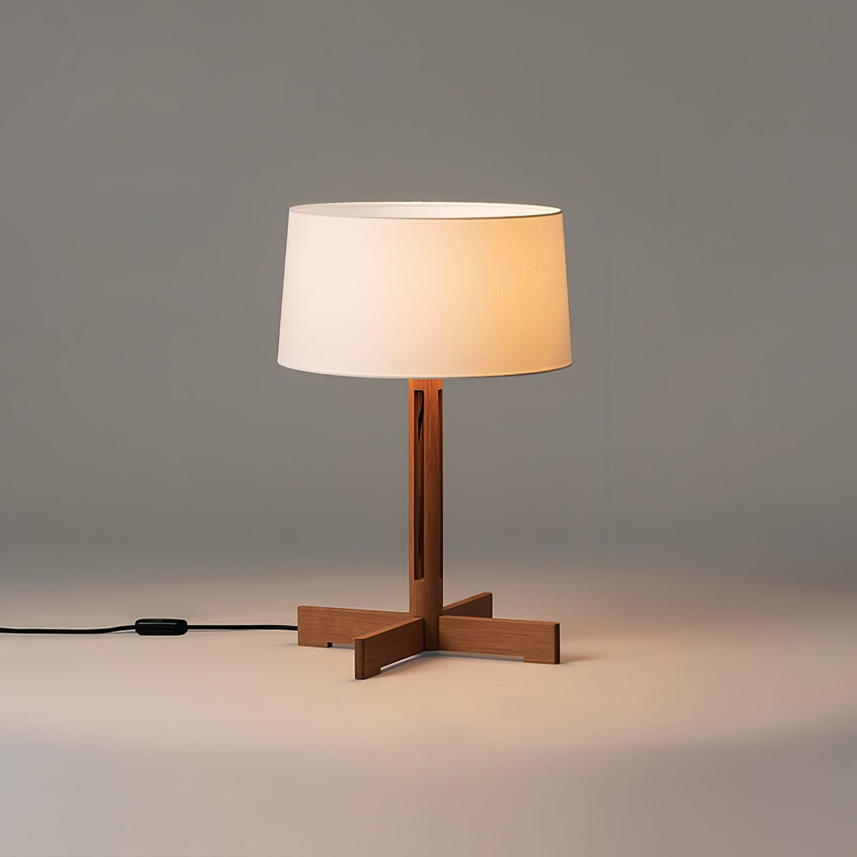 Rinivena drewniana lampa stołowa z tkaniny