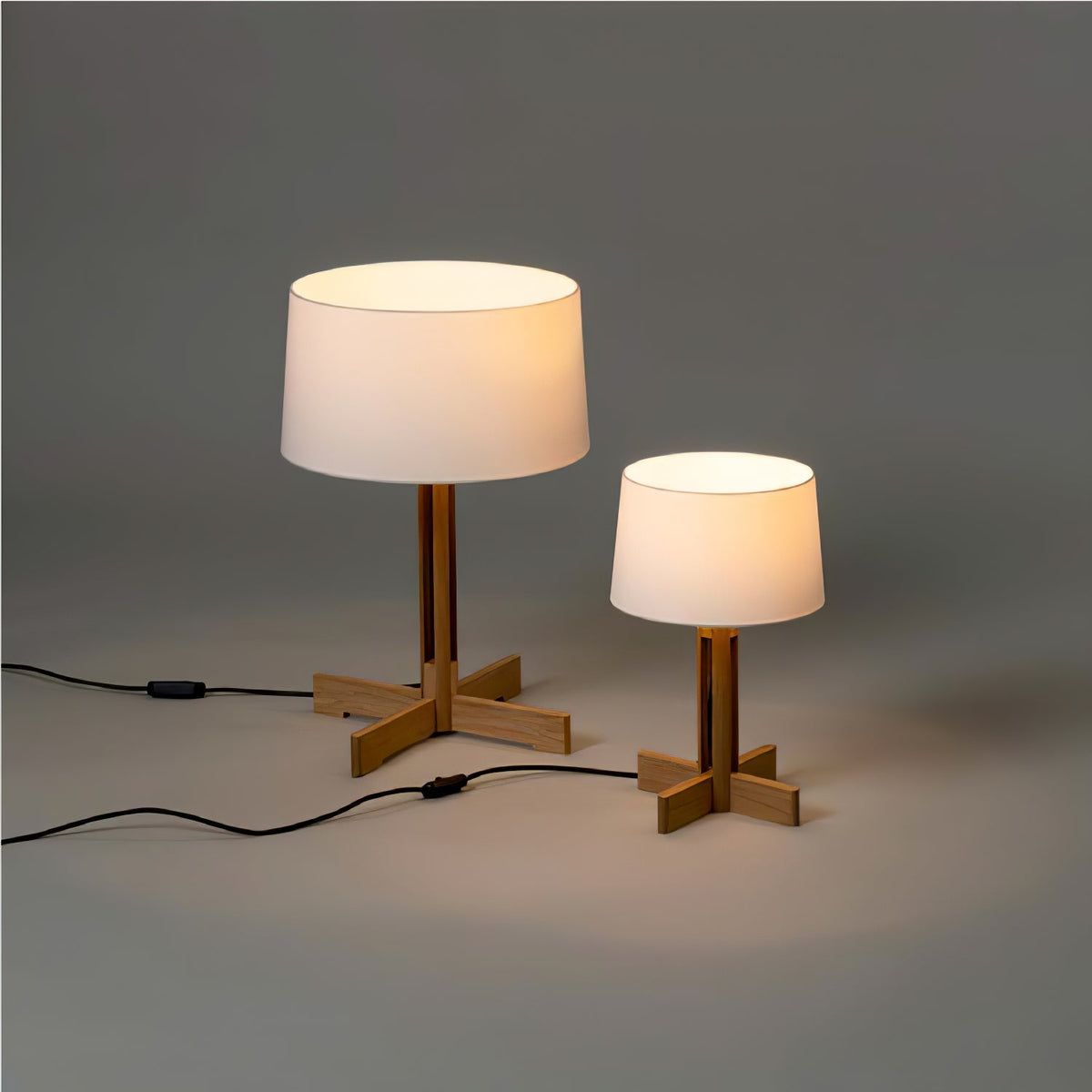 Rinivena drewniana lampa stołowa z tkaniny