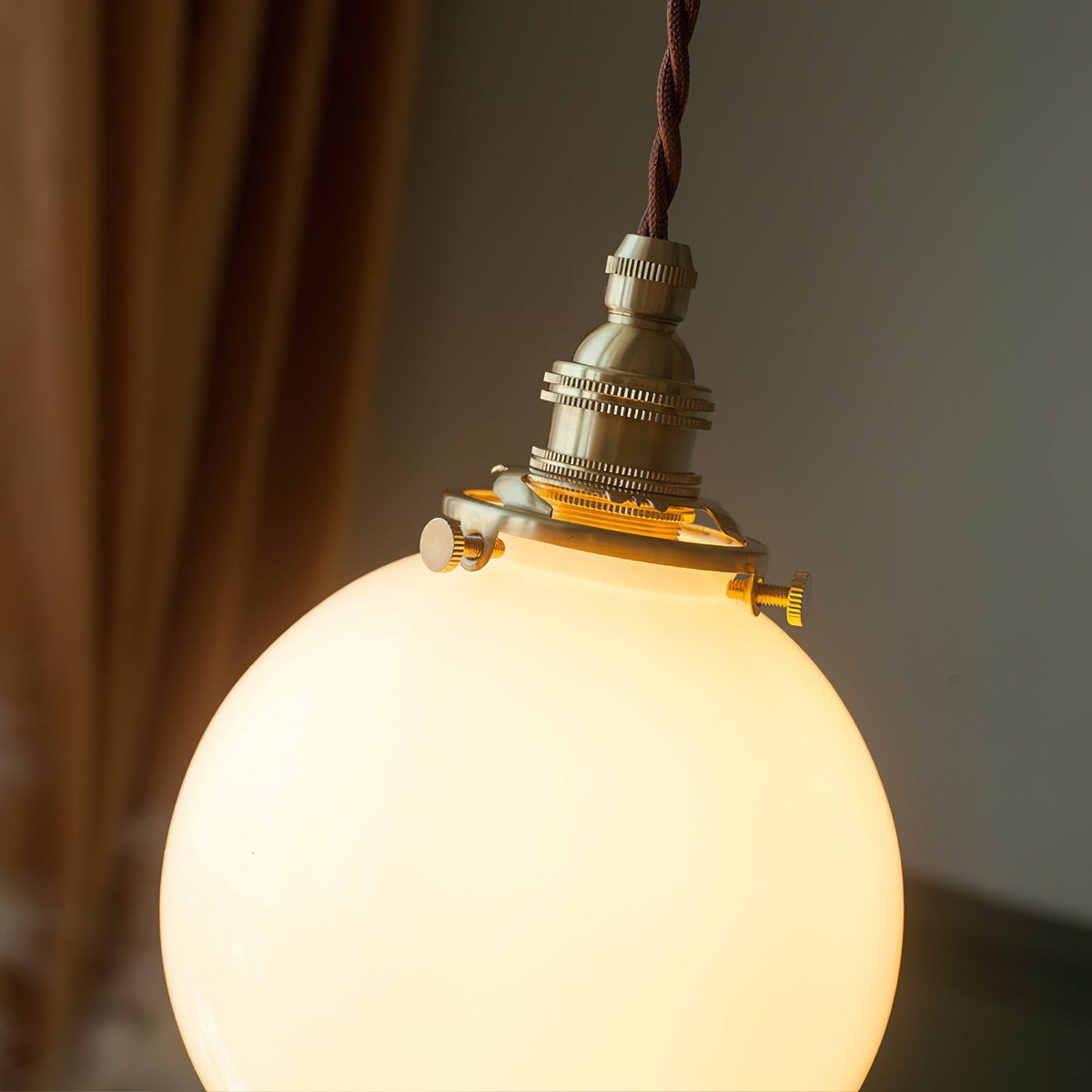 Lampa wisząca Droplet z miedzi i szkła mlecznego