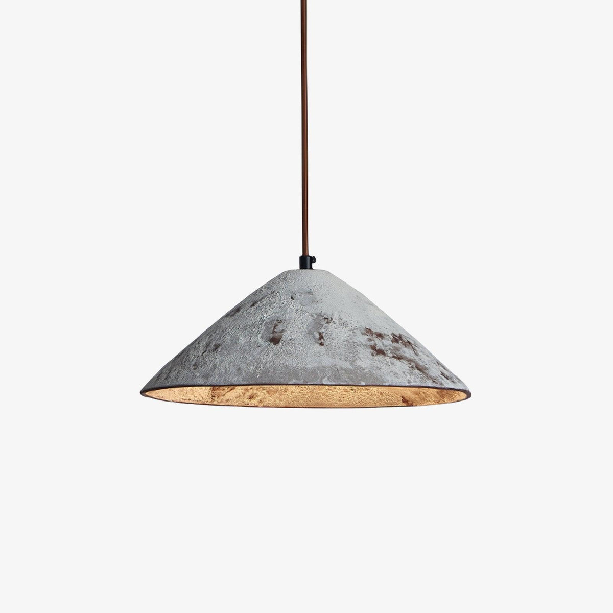 Lampa wisząca Sura z ceramiki w kształcie stożka łączy vintage'owy urok ze stylem minimalistycznym