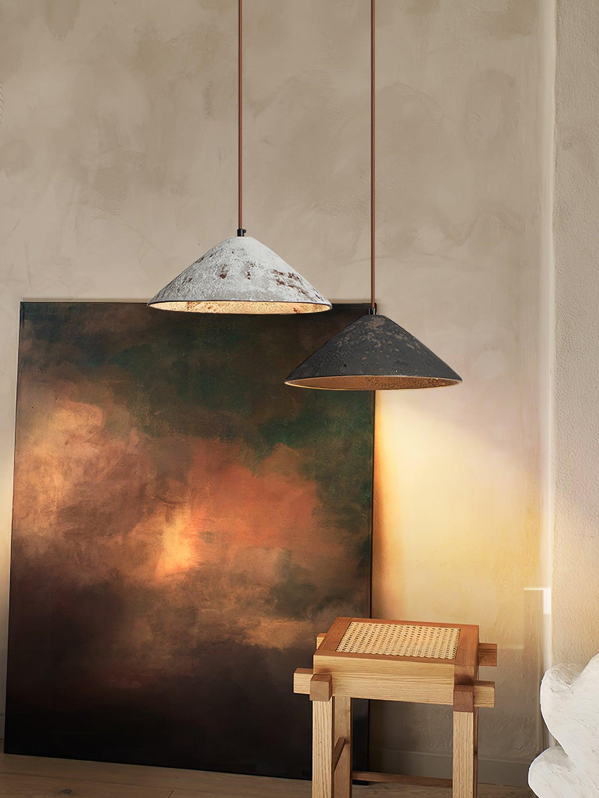 Lampa wisząca Sura z ceramiki w kształcie stożka łączy vintage'owy urok ze stylem minimalistycznym