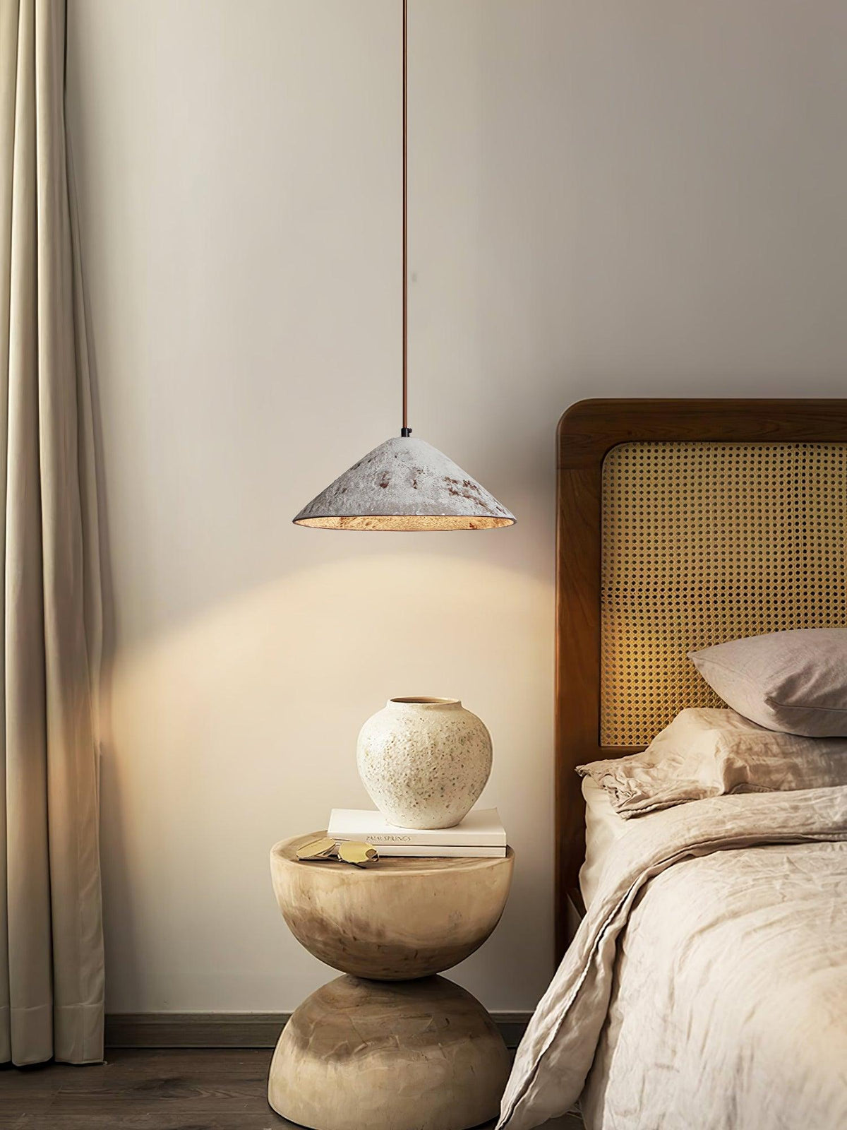 Lampa wisząca Sura z ceramiki w kształcie stożka łączy vintage'owy urok ze stylem minimalistycznym
