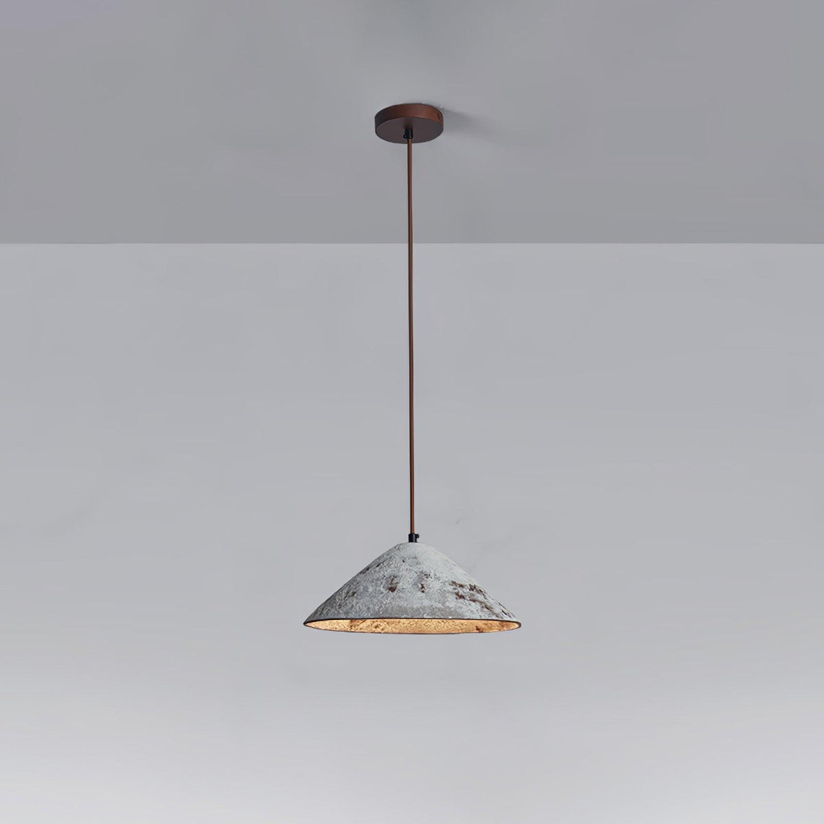 Lampa wisząca Sura z ceramiki w kształcie stożka łączy vintage'owy urok ze stylem minimalistycznym