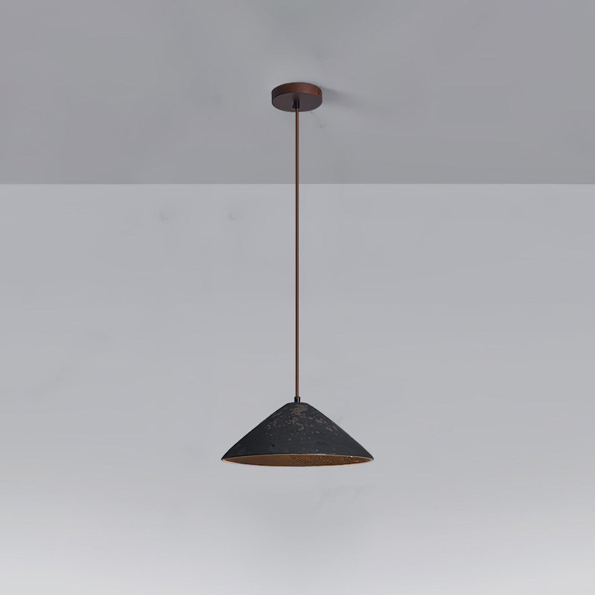 Lampa wisząca Sura z ceramiki w kształcie stożka łączy vintage'owy urok ze stylem minimalistycznym