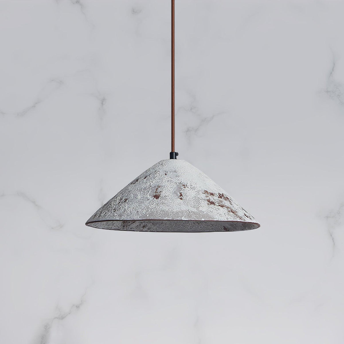Lampa wisząca Sura z ceramiki w kształcie stożka łączy vintage'owy urok ze stylem minimalistycznym