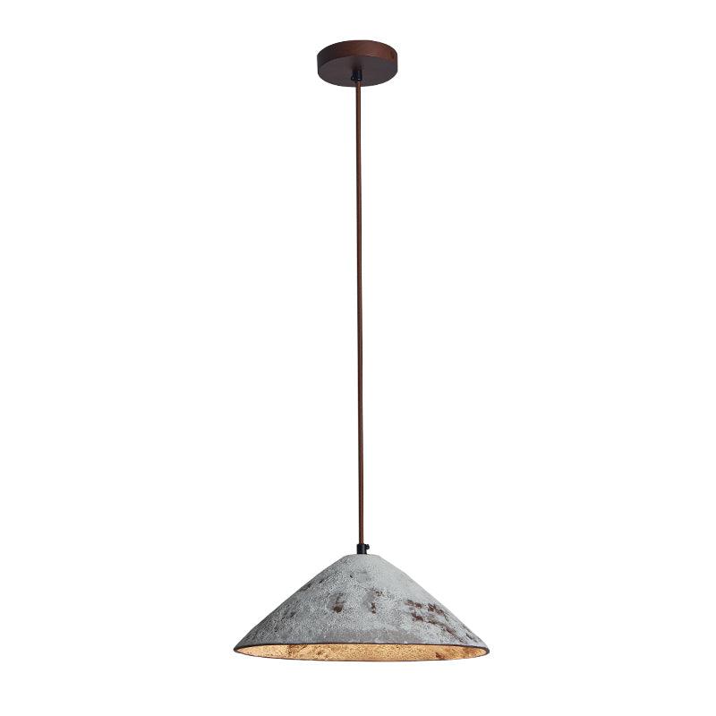 Lampa wisząca Sura z ceramiki w kształcie stożka łączy vintage'owy urok ze stylem minimalistycznym