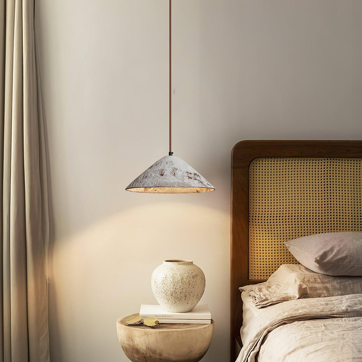 Lampa wisząca Sura z ceramiki w kształcie stożka łączy vintage'owy urok ze stylem minimalistycznym