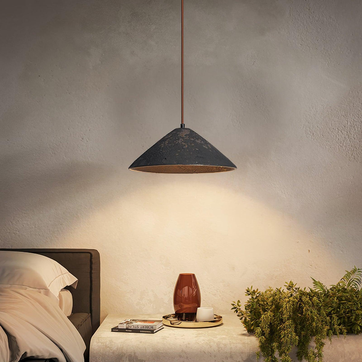 Lampa wisząca Sura z ceramiki w kształcie stożka łączy vintage'owy urok ze stylem minimalistycznym