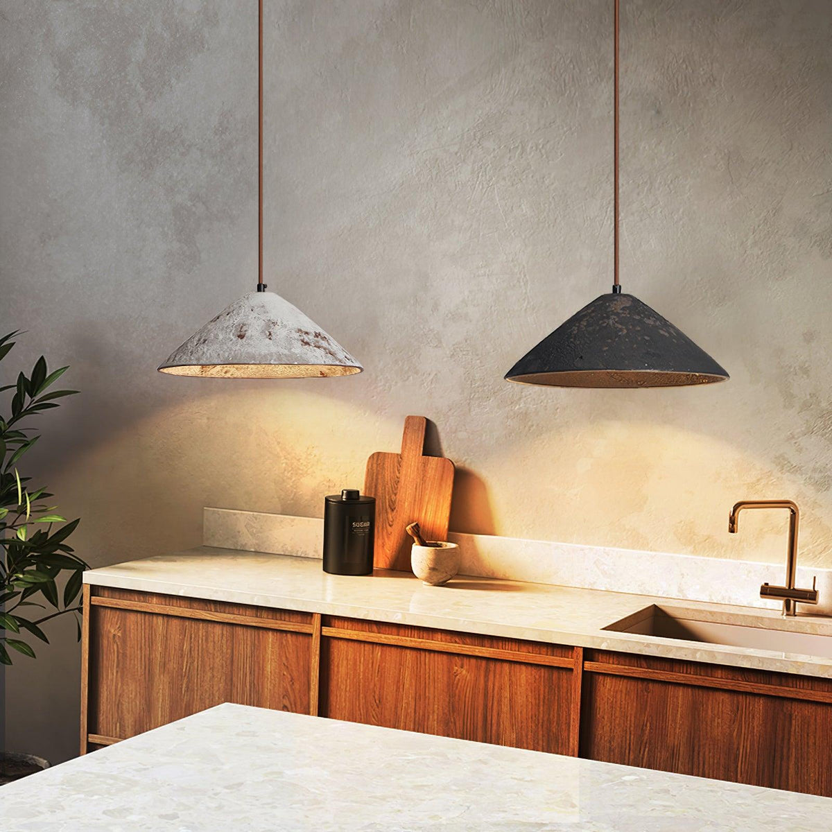 Lampa wisząca Sura z ceramiki w kształcie stożka łączy vintage'owy urok ze stylem minimalistycznym