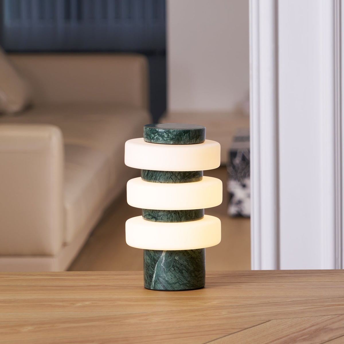 Orelinise lampa stołowa