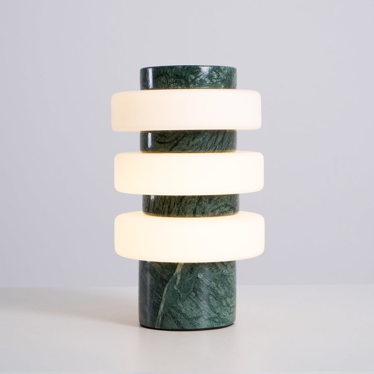Orelinise lampa stołowa