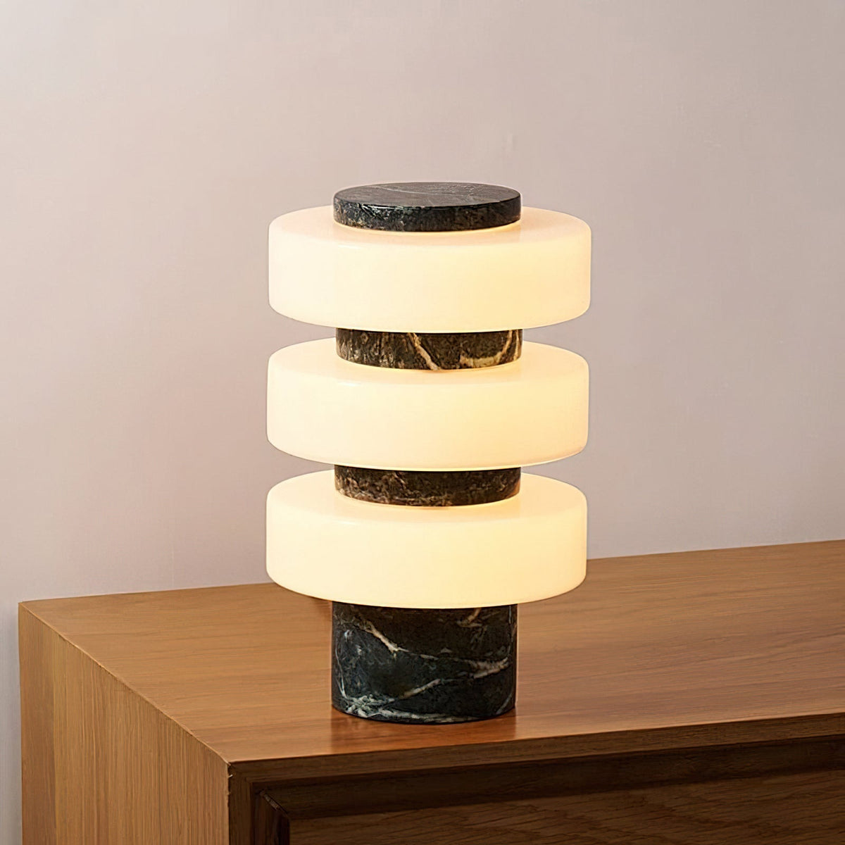 Orelinise lampa stołowa