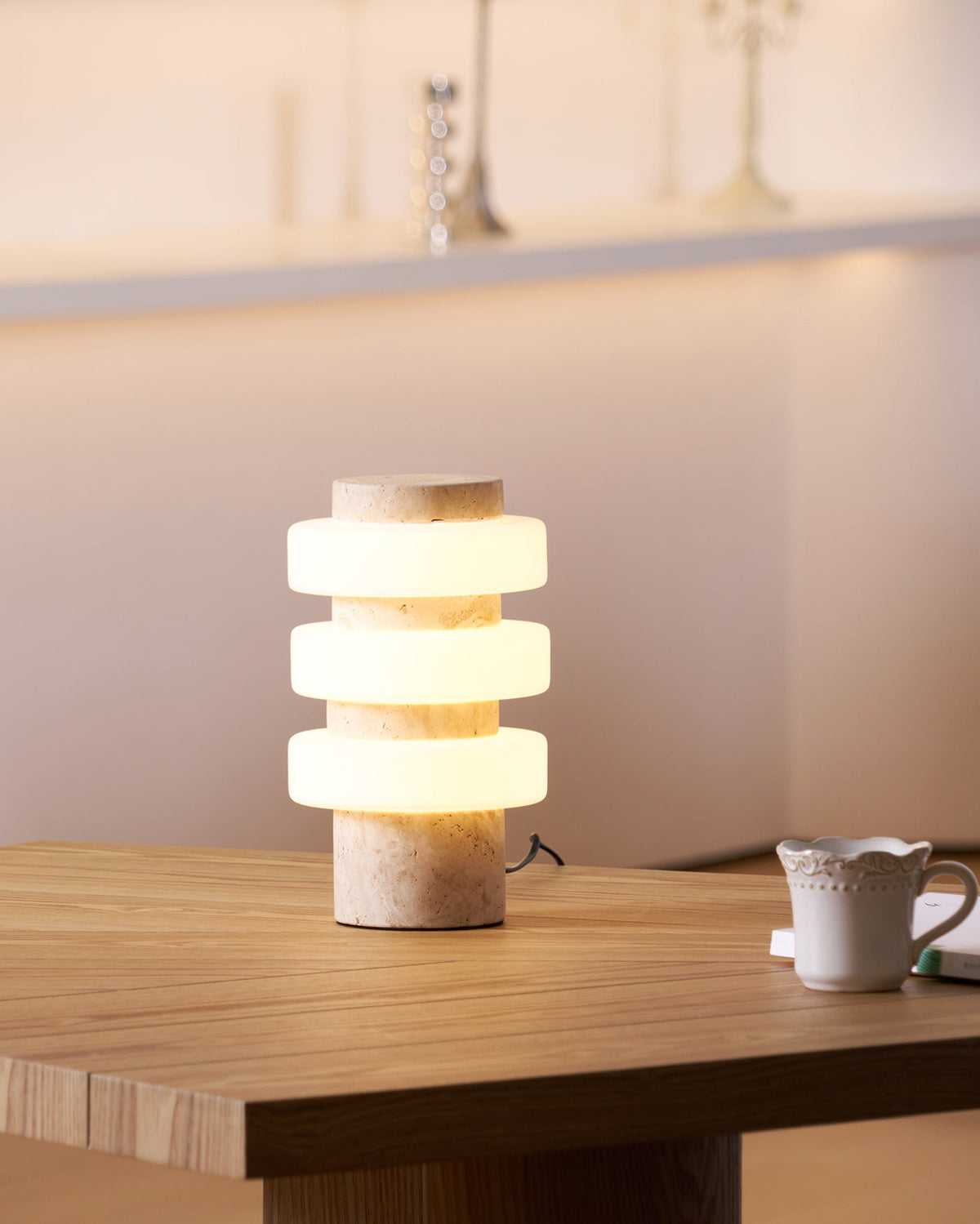 Orelinise lampa stołowa