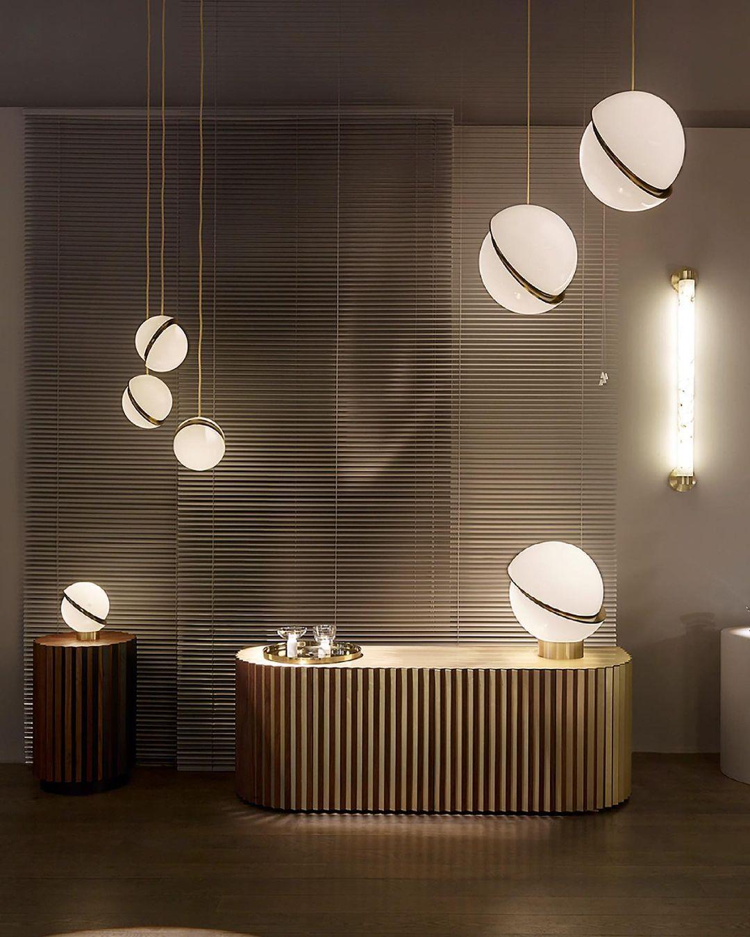 Solaria lampa stołowa futurystyczna