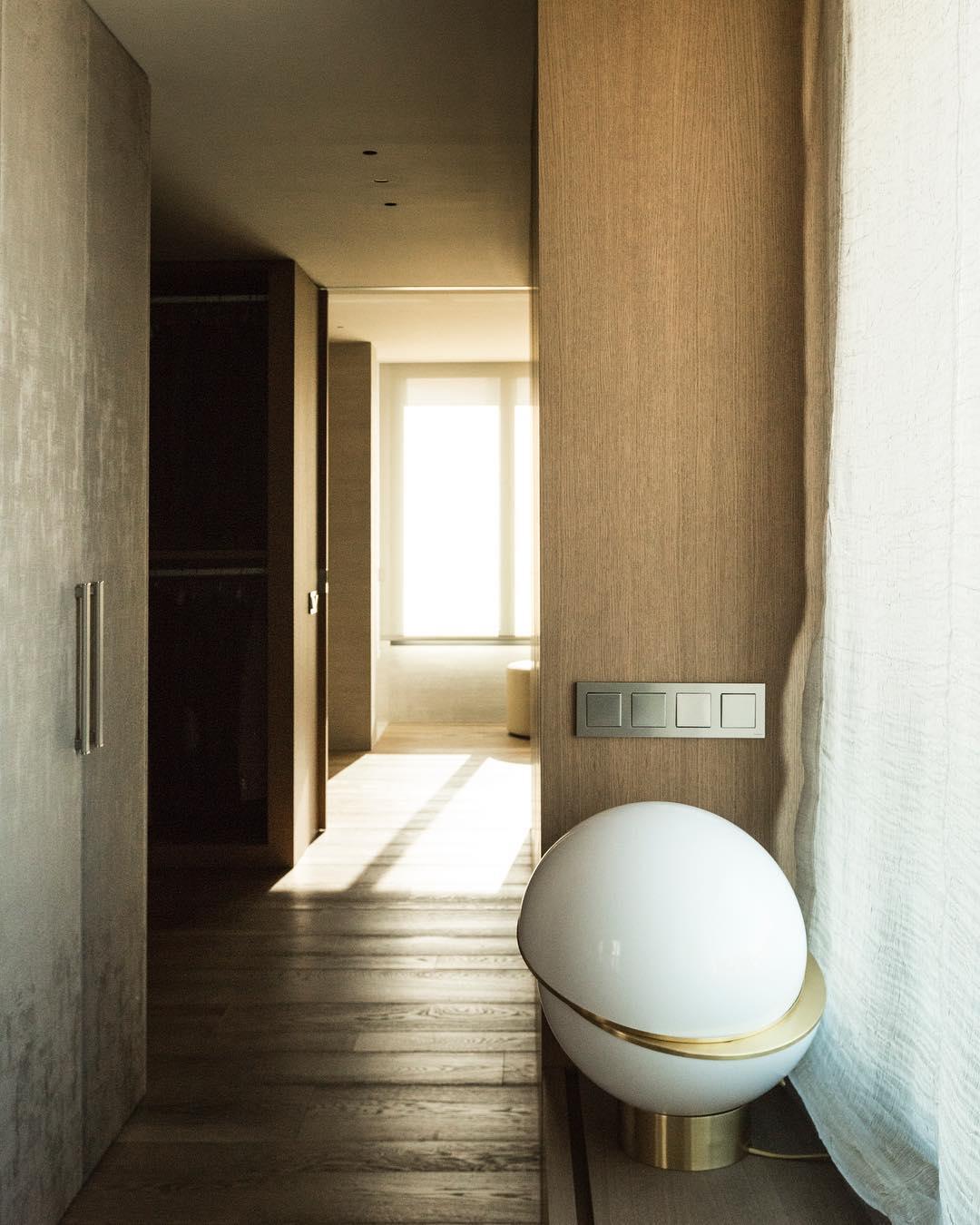 Solaria lampa stołowa futurystyczna