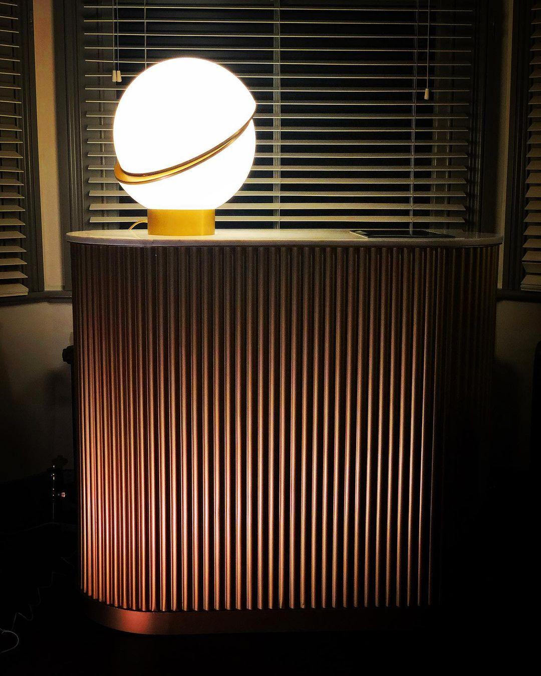 Solaria lampa stołowa futurystyczna