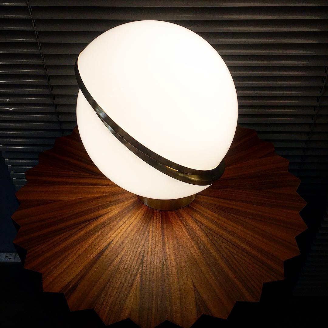 Solaria lampa stołowa futurystyczna