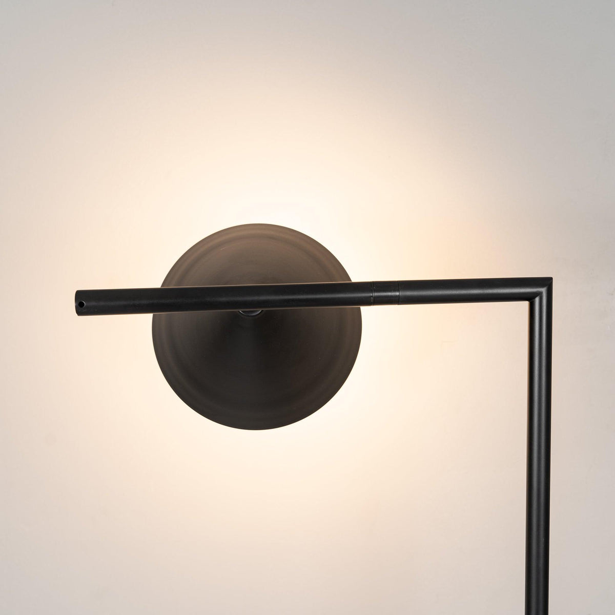 Nell minimalistyczna lampa stojąca