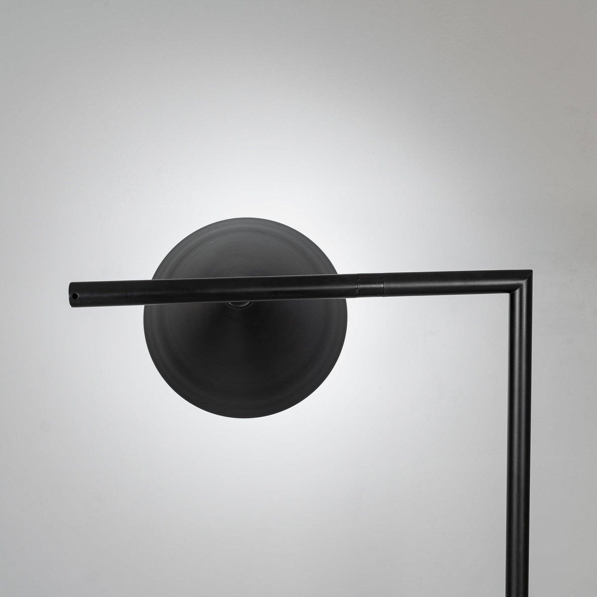 Nell minimalistyczna lampa stojąca