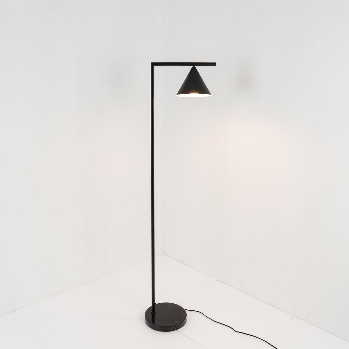 Nell minimalistyczna lampa stojąca