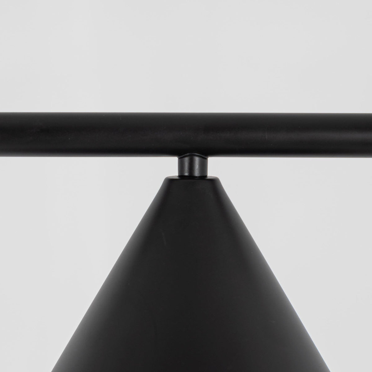 Nell minimalistyczna lampa stojąca
