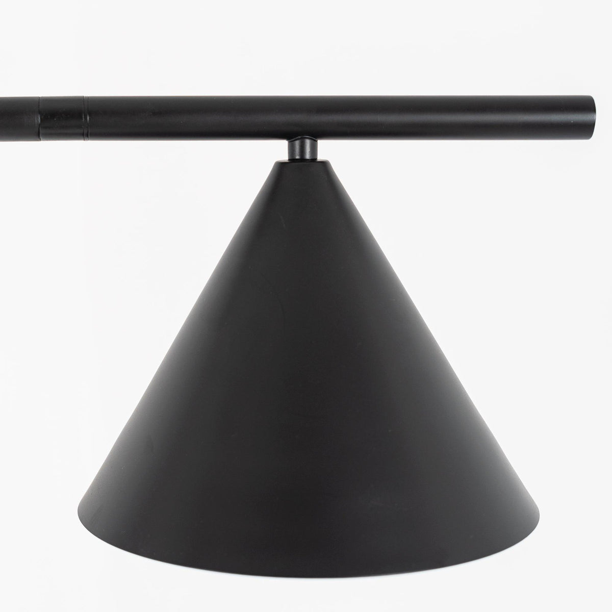 Nell minimalistyczna lampa stojąca