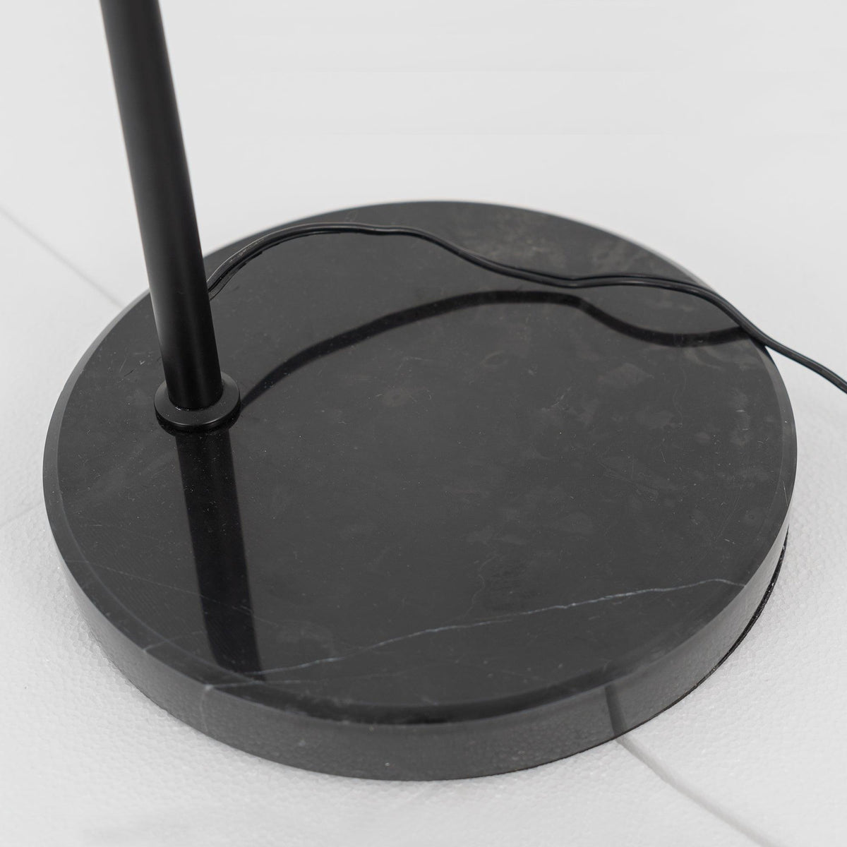 Nell minimalistyczna lampa stojąca